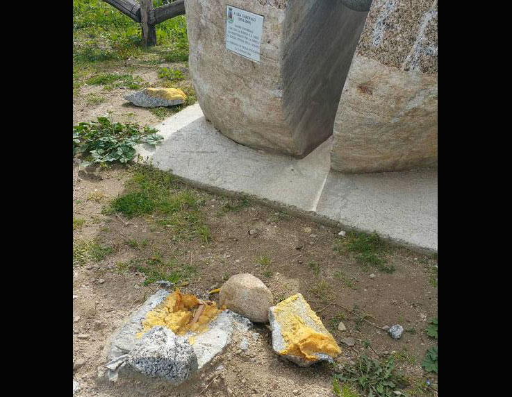Danneggiato monumento Lea Garofalo a Petilia Policastro 