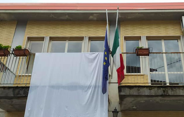 Anche Dasà si veste a lutto nel giorno dei funerali di Lorena, la giovane uccisa dal fidanzato