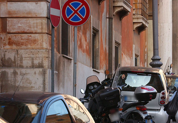 Daspo urbani a Cosenza nei confronti parcheggiatori abusivi e prostitute