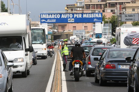 Due ore di attesa per gli imbarchi in Sicilia, chiuso svincolo direzione nord a Villa S. Giovanni 