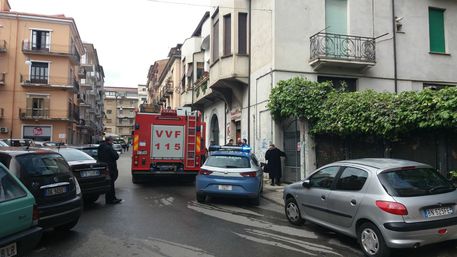 Incendio in una palazzina a Cosenza, operai intossicati