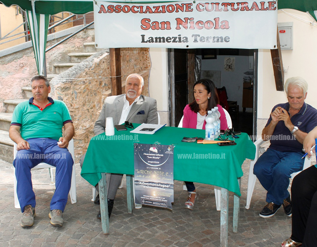Lamezia: presentata “A cummari i l’ugna”, commedia in vernacolo di Salvatore De Biase