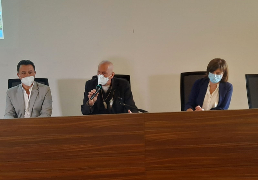 Fuori programma alla conferenza di Capitano Ultimo, attivista mostra rifiuti raccolti alla foce del fiume Amato a Lamezia