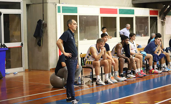 Basketball Lamezia: “Sollevato Umberto De Martino dall'incarico di allenatore”
