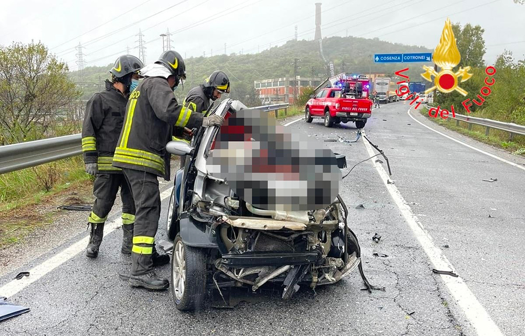 Scontro frontale tra macchina e autocarro sulla SS107 a Cotronei, un decesso - VIDEO