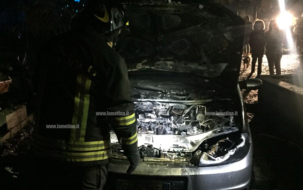 Auto in fiamme nella notte a Decollatura 