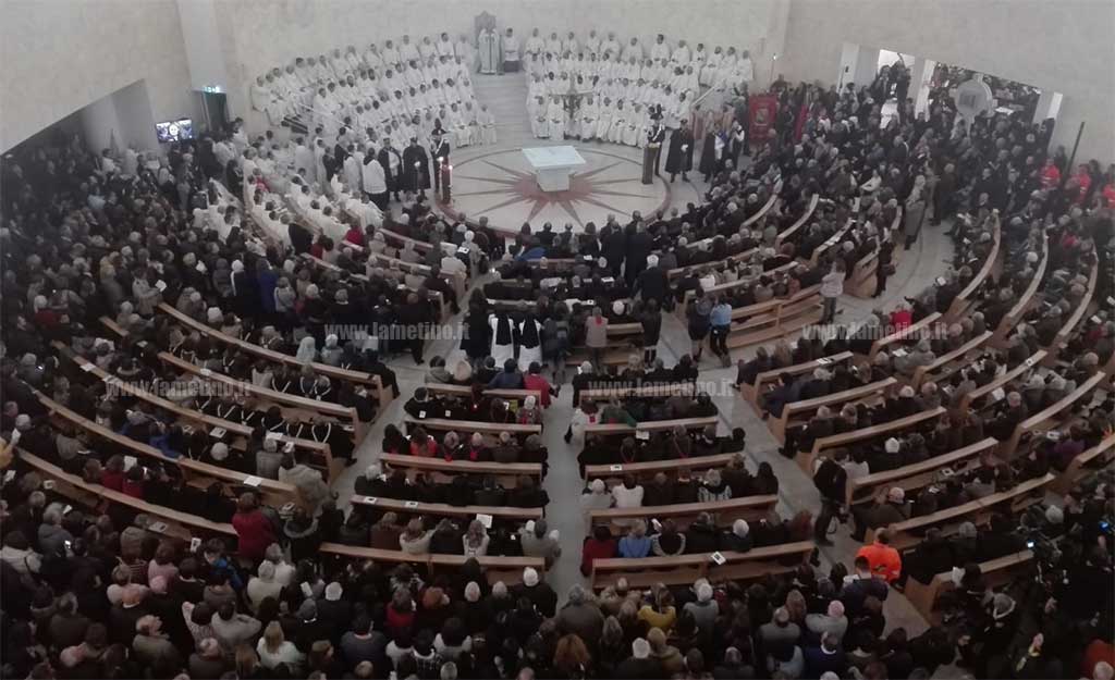 Lamezia, la cerimonia di dedicazione della Chiesa San Benedetto in un bagno di folla - VIDEO