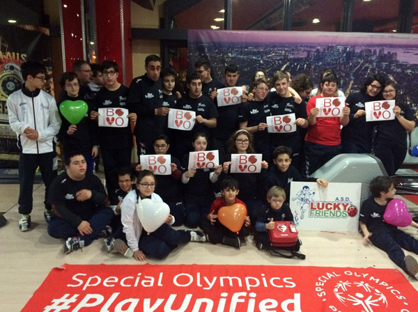 Gruppo "Amici di Bovo" consegna defibrillatore ad associazione Lucky Friends