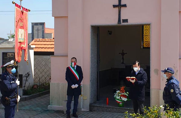 Sindaco e parroco in visita al cimitero per benedizione defunti a San Pietro a Maida nel giorno di Pasqua