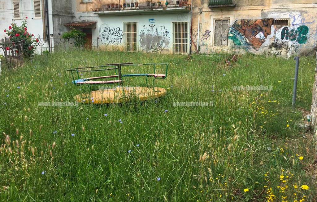 Lamezia, parco Belvedere nel degrado. I residenti: "Abbandonato e distrutto, al buio e senza manutenzione"