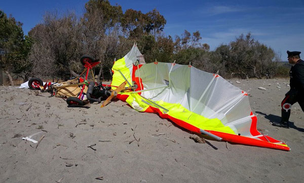 Calabria: deltaplano si rovescia poco dopo decollo, morto pilota 