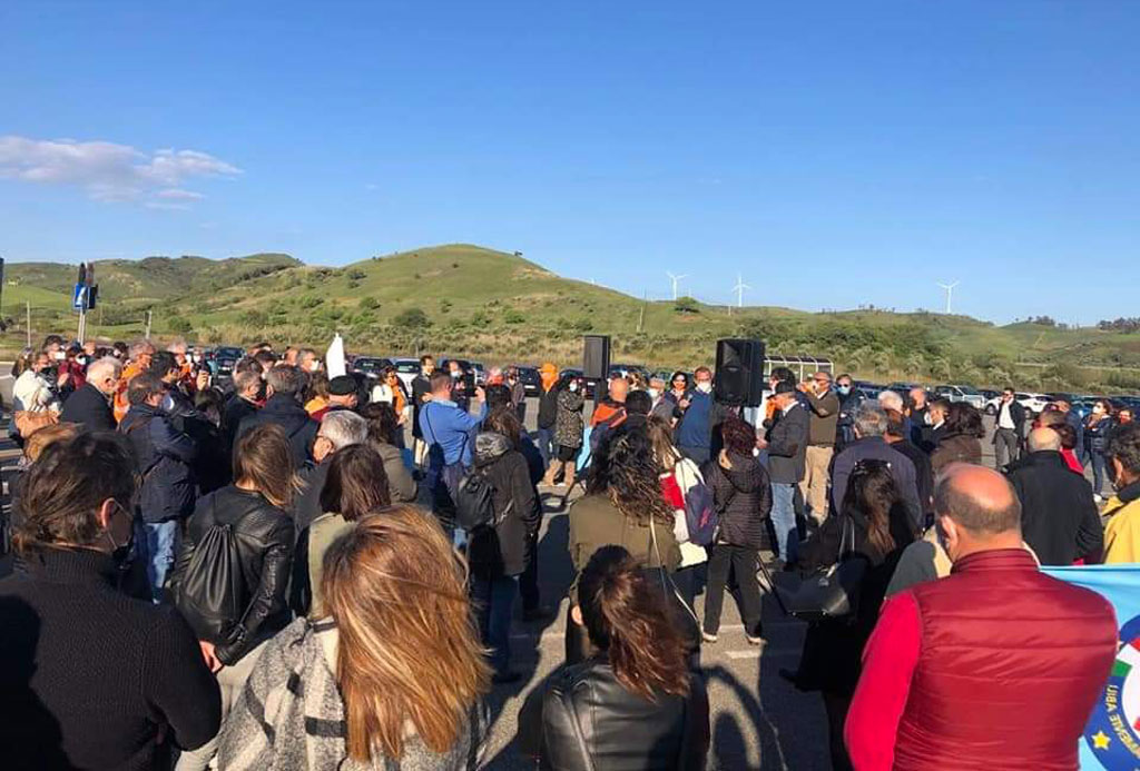 Regionali in Calabria, De Magistris lancia coalizione: flash mob con Lucano alla Cittadella