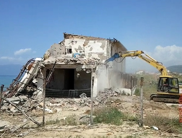 Calabria: Abusivismo, dopo 15 anni demolito ecomostro su spiaggia a Pizzo