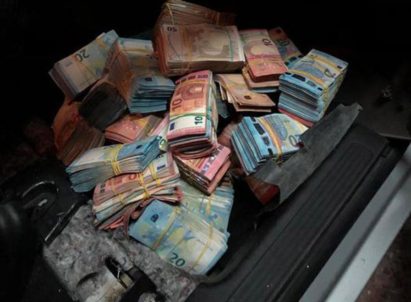 Nascondeva oltre un milione di euro in auto, denunciato a Gioia Tauro