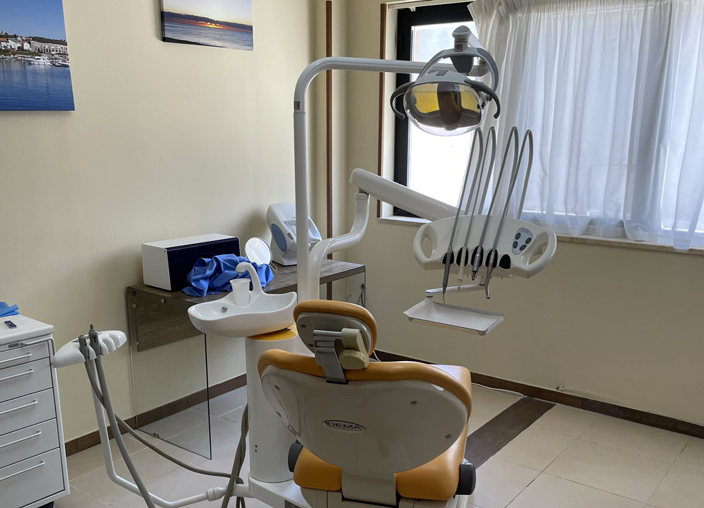 Guardia di finanza scopre falso dentista a Catanzaro, sequestrato studio abusivo