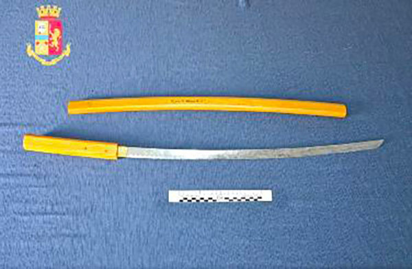 In giro per le vie di Gioia Tauro con una Katana, denunciato 39enne