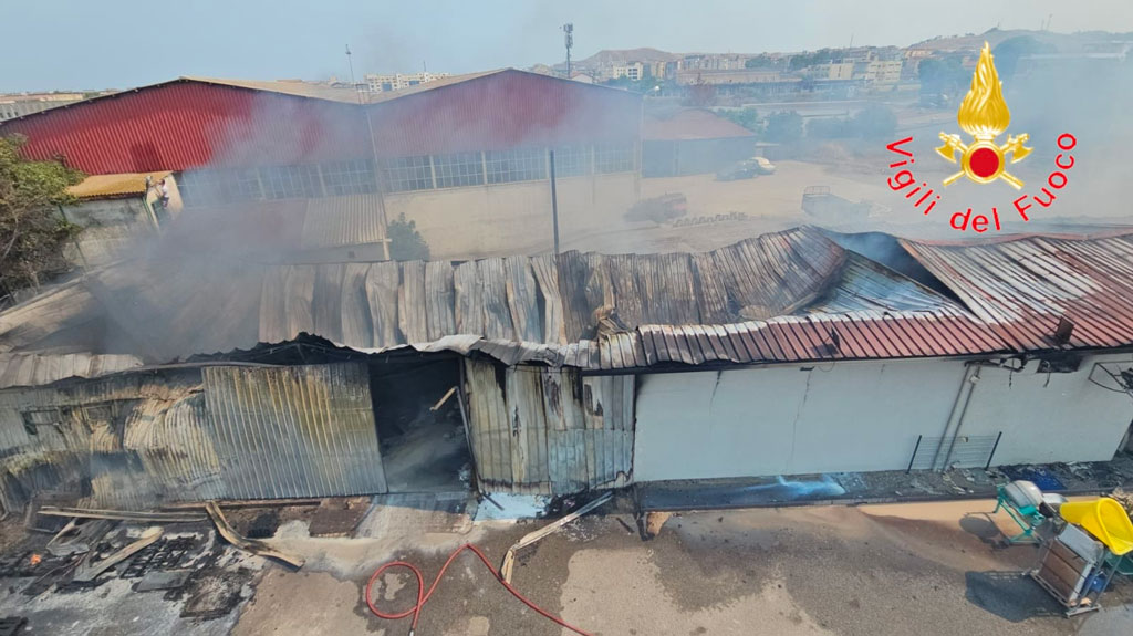 Deposito in fiamme a Crotone, concluse operazioni di spegnimento