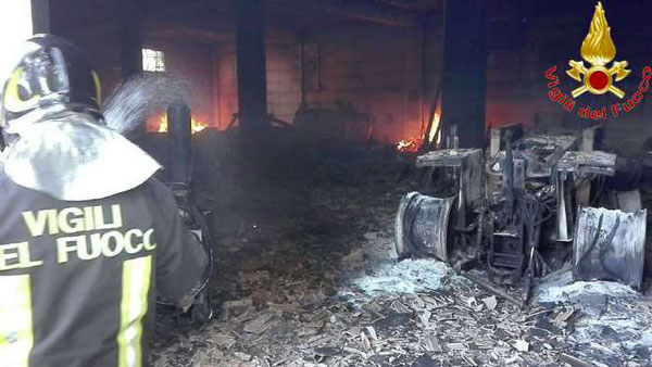Incendio in deposito automezzi e attrezzi nel vibonese, avviate indagini
