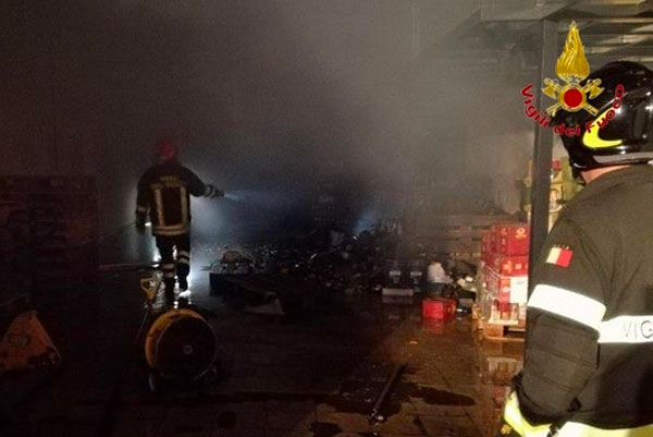 Incendiato deposito a Crotone, fiamme provocano esplosione 