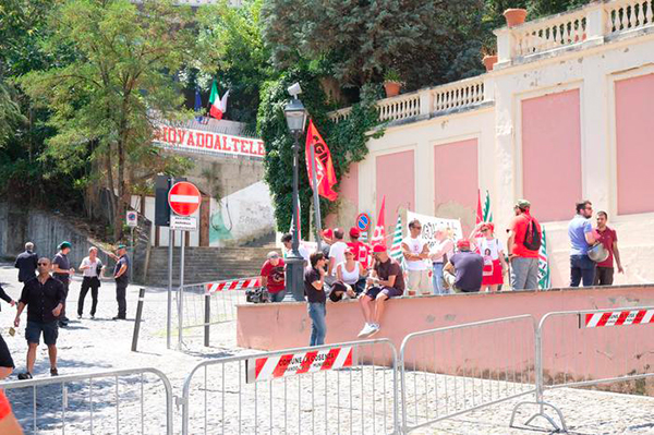 Di Maio a Cosenza per assemblea regionale attivisti, protesta dei lavoratori 