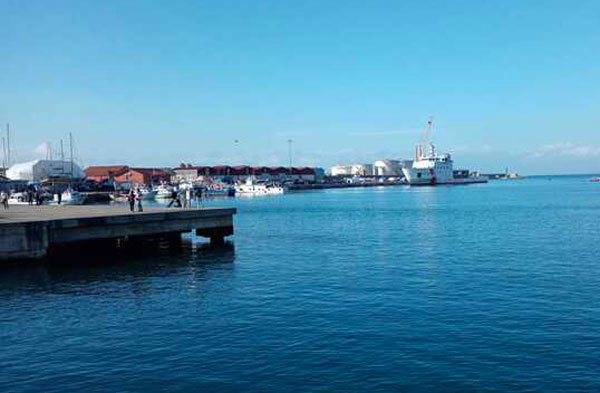 Giunta nel porto di Vibo nave Diciotti con 397 migranti a bordo