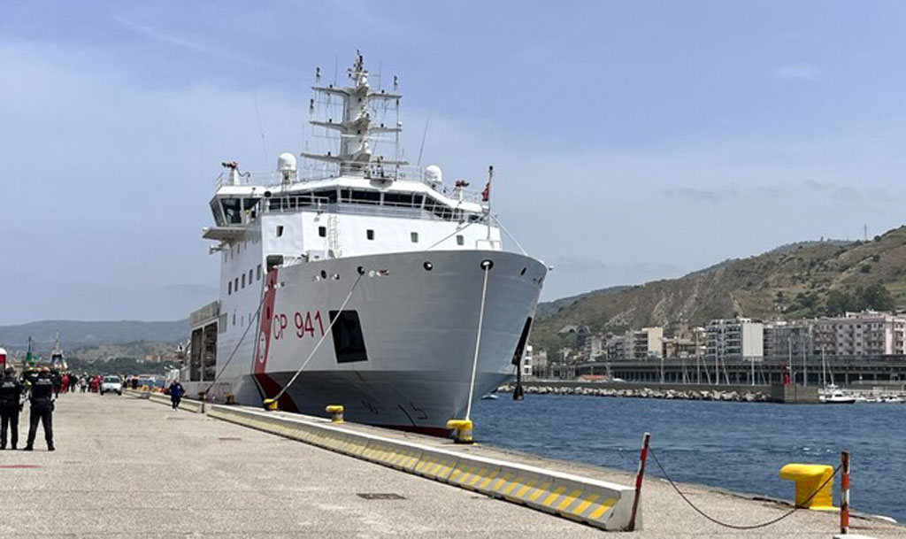 Migranti, nave "Diciotti" arrivata in porto Reggio Calabria: a bordo 731 persone