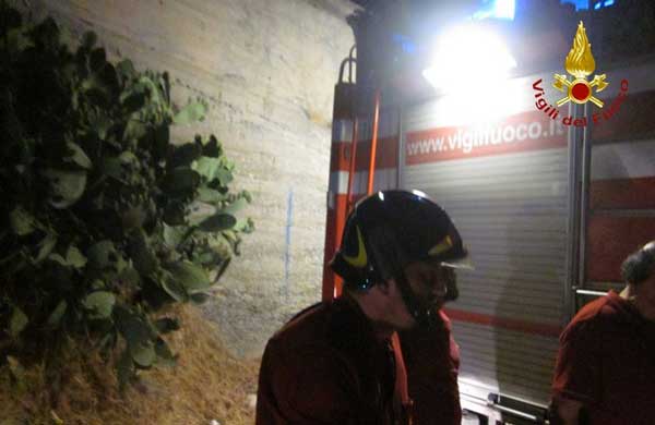 Incendio in deposito gomme a Dinami, fiamme anche vicino a case 