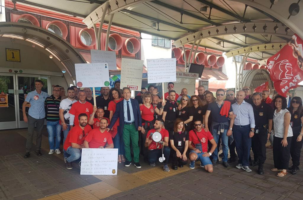 Lamezia, dipendenti vigilanza privata protestano in aeroporto: "Chiediamo stipendio e tutela lavoratori"