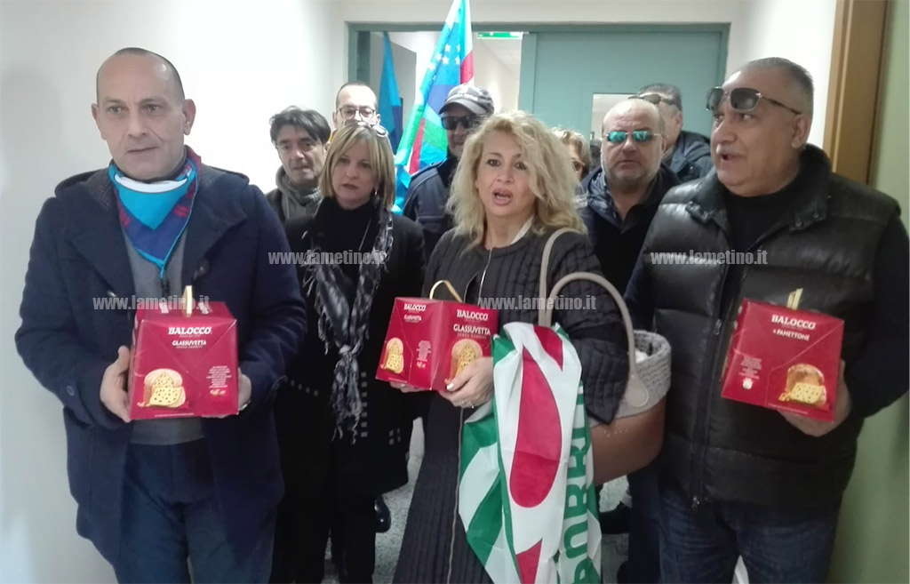 Lamezia, sindacati e dipendenti in protesta consegnano panettoni ad Alecci: "Questo Comune non deve morire" - VIDEO