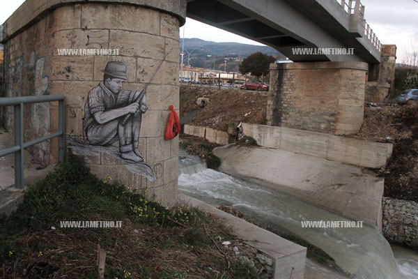  Lamezia: Street art, nuovo poster contro l’inquinamento del torrente Piazza