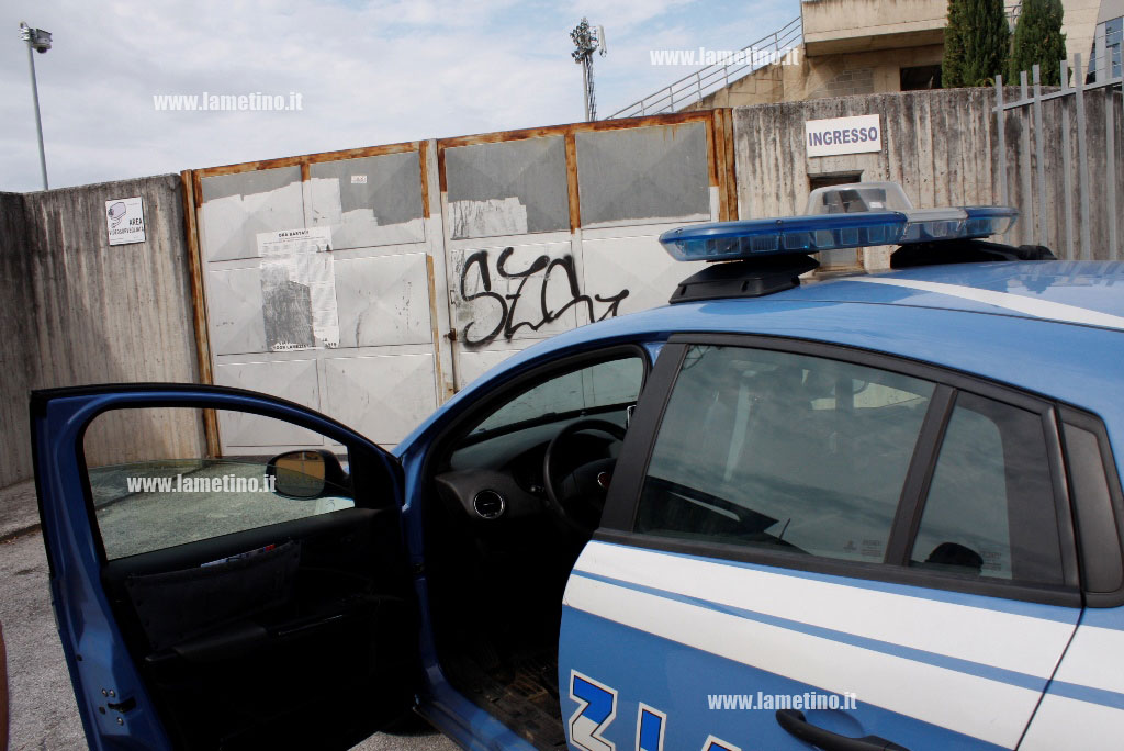 Lamezia: colla nei lucchetti dello stadio D’Ippolito, indaga polizia