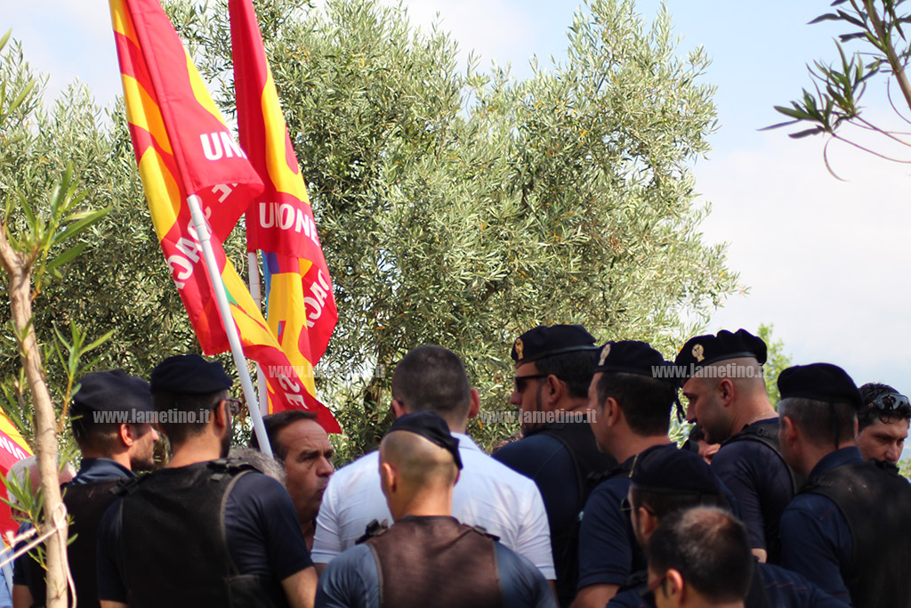 Lamezia, disoccupati protestano a riunione Direzione regionale Pd