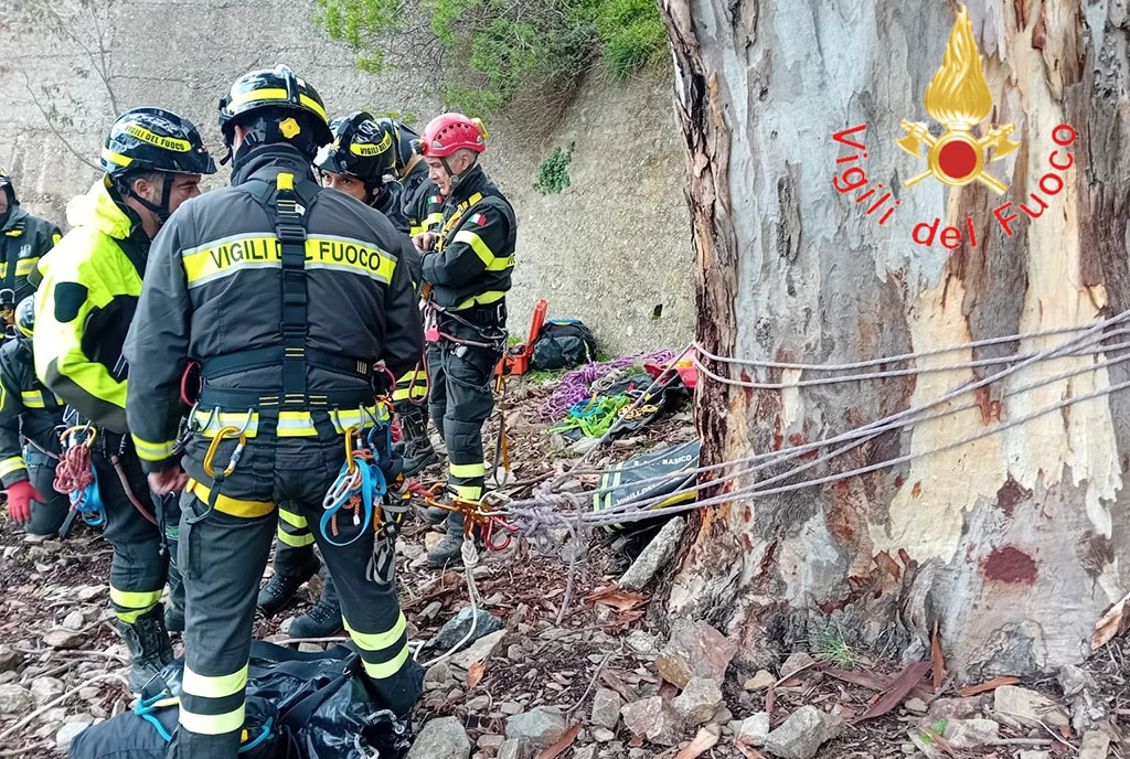 Cade in un dirupo durante escursione nel Reggino, 23enne perde la vita