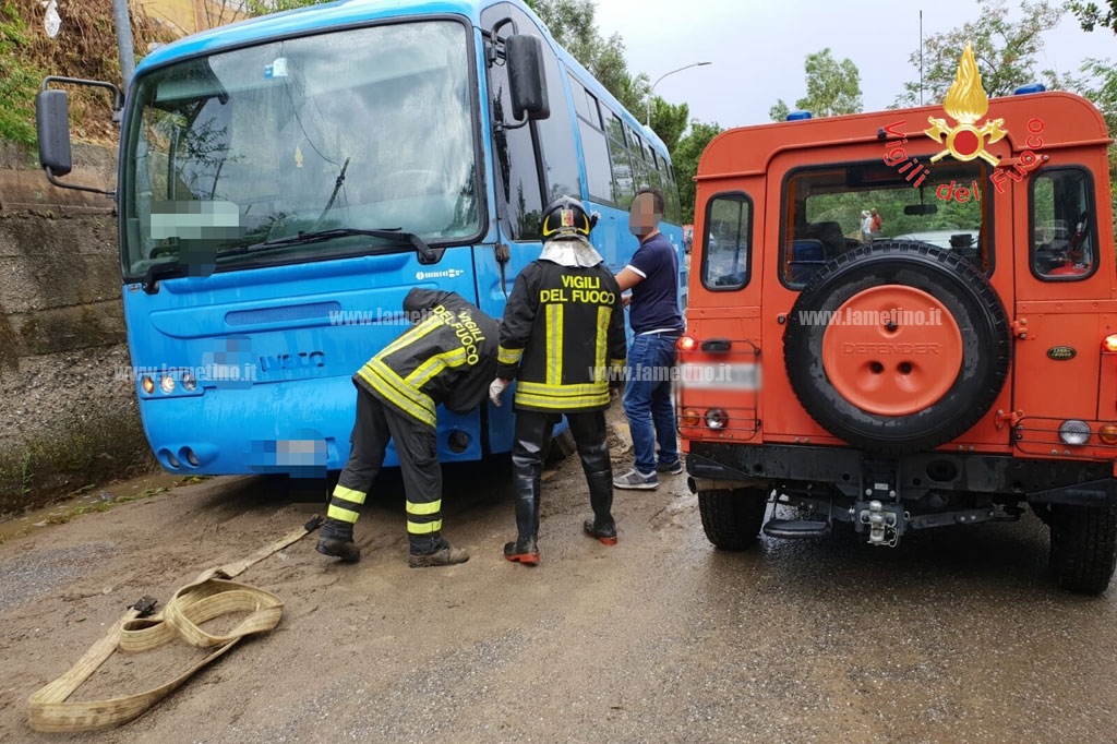 Nubifragio nel catanzarese, disagi per strade allagate e tombini saltati