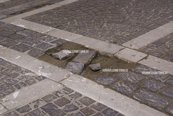 Lamezia: Sanpietrini saltati e tombini intasati, disagi in via Lazio