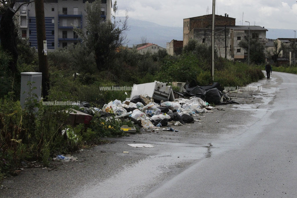 Lamezia, ancora cumuli di rifiuti in via Newton