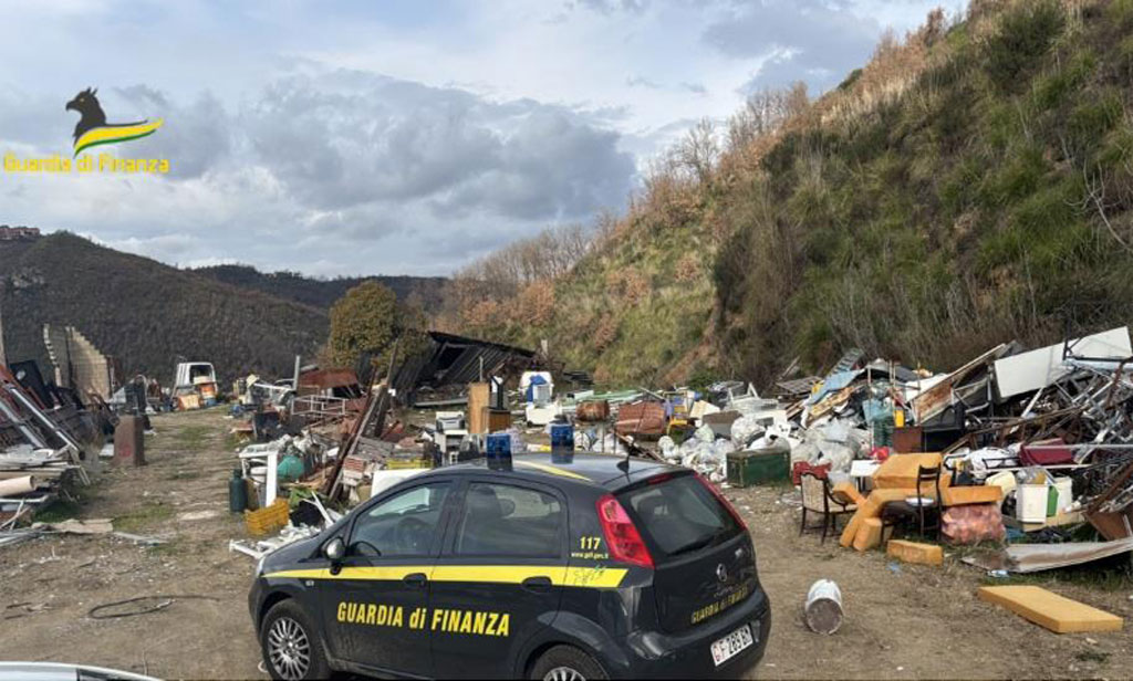 Sezione Aerea Fiamme Gialle Lamezia scopre discarica abusiva in terreno privato a Cosenza, denunciato proprietario