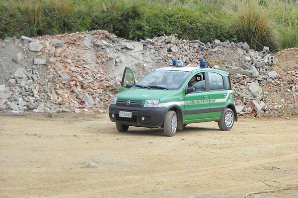 Calabria: Corpo forestale sequestra deposito abusivo rifiuti 
