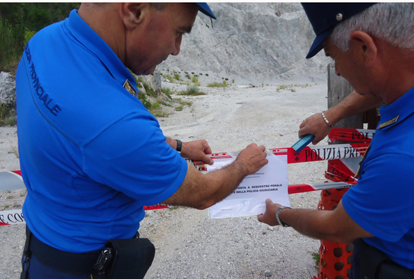 Sequestrata discarica abusiva con resti amianto a Laino Borgo
