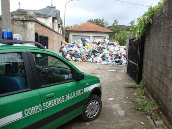 Calabria: Scoperta discarica vicino cimitero, denunciato sindaco