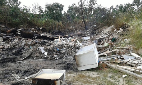 Sequestrata discarica abusiva vicino torrente a Reggio Calabria