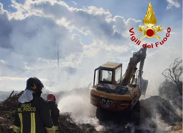 Incendio in discarica abusiva tra i comuni di Davoli e San Sostene