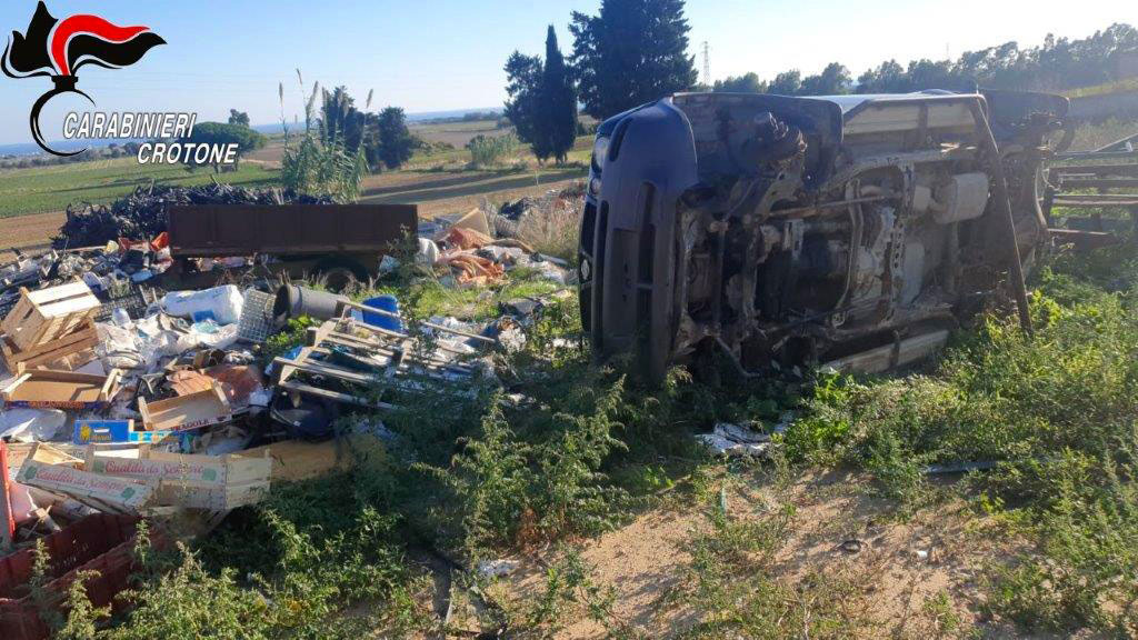 Illeciti ambientali, sequestrate 5 discariche abusive: 6 denunce nel Crotonese