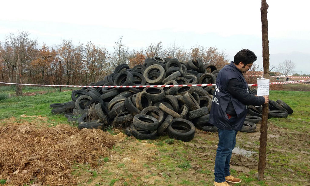 Scoperta discarica abusiva di pneumatici nel cosentino, 2 denunce
