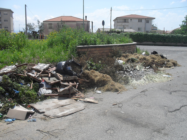 discarica-quartiere-capizzaglie-aprile-2013-bis.jpg