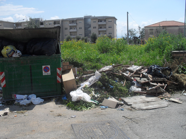 discarica-quartiere-capizzaglie-aprile-2013.jpg