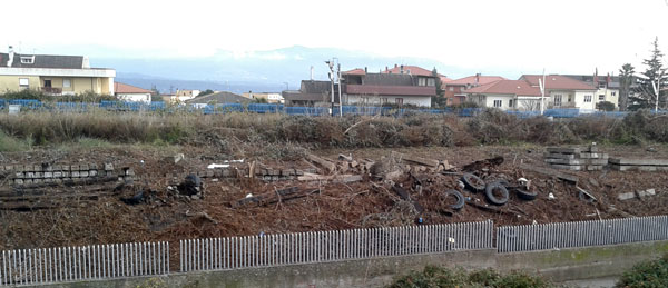 Lamezia: la segnalazione, rifiuti abbandonati lungo la ferrovia in via Dalla Chiesa