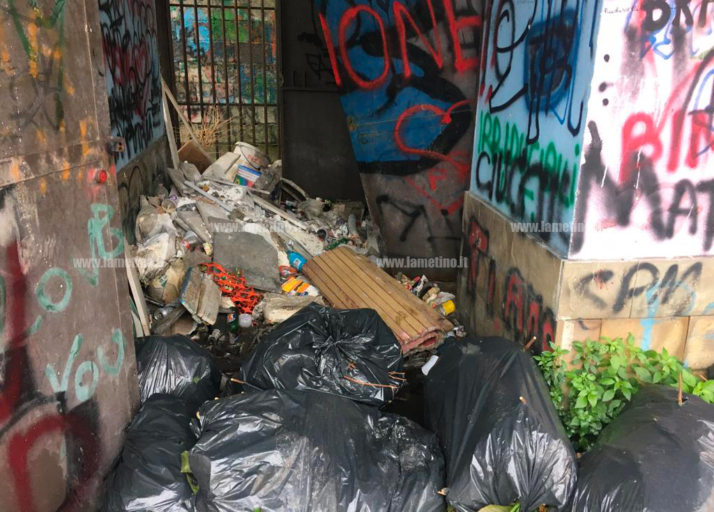 Lamezia, discarica di rifiuti al posto dei bagni pubblici. Degrado e abbandono nell'area mercatale di via Misiani