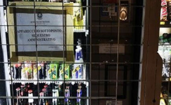 Controlli Polizia nel Crotonese, denunciato titolare locale e sequestrato distributore automatico