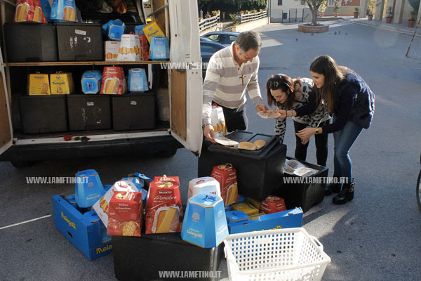 distribuzione-cena-natale-caritas-2014-bis.jpg